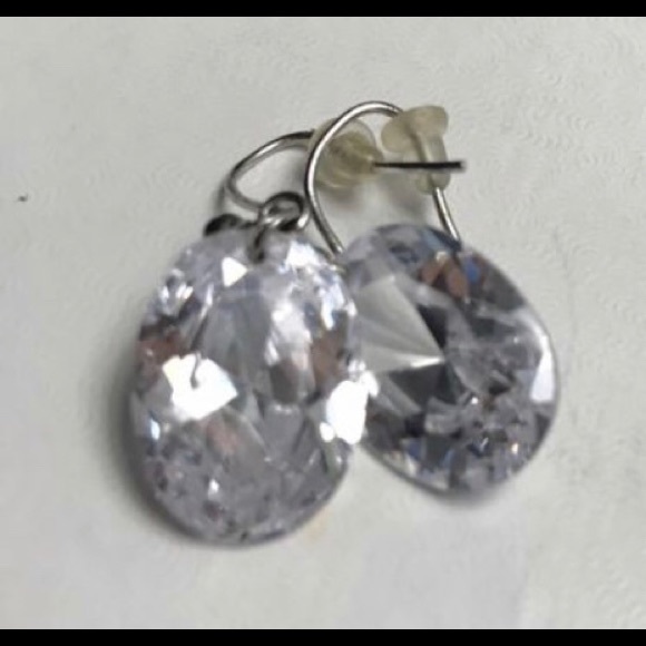 Beautiful CZ earring - Picture 3 of 3